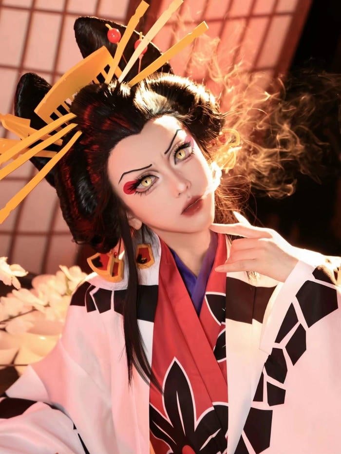 Bức hình cosplay daki biểu cảm sắc lạnh