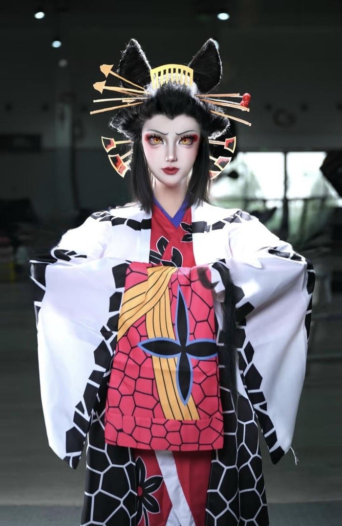 Bức hình cosplay daki đứng thẳng kiêu hãnh