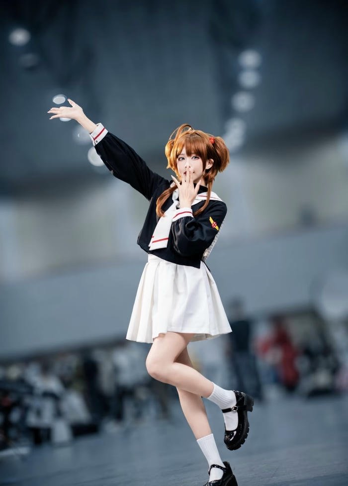 Bức hình cosplay nữ sinh đứng yên mỉm cười