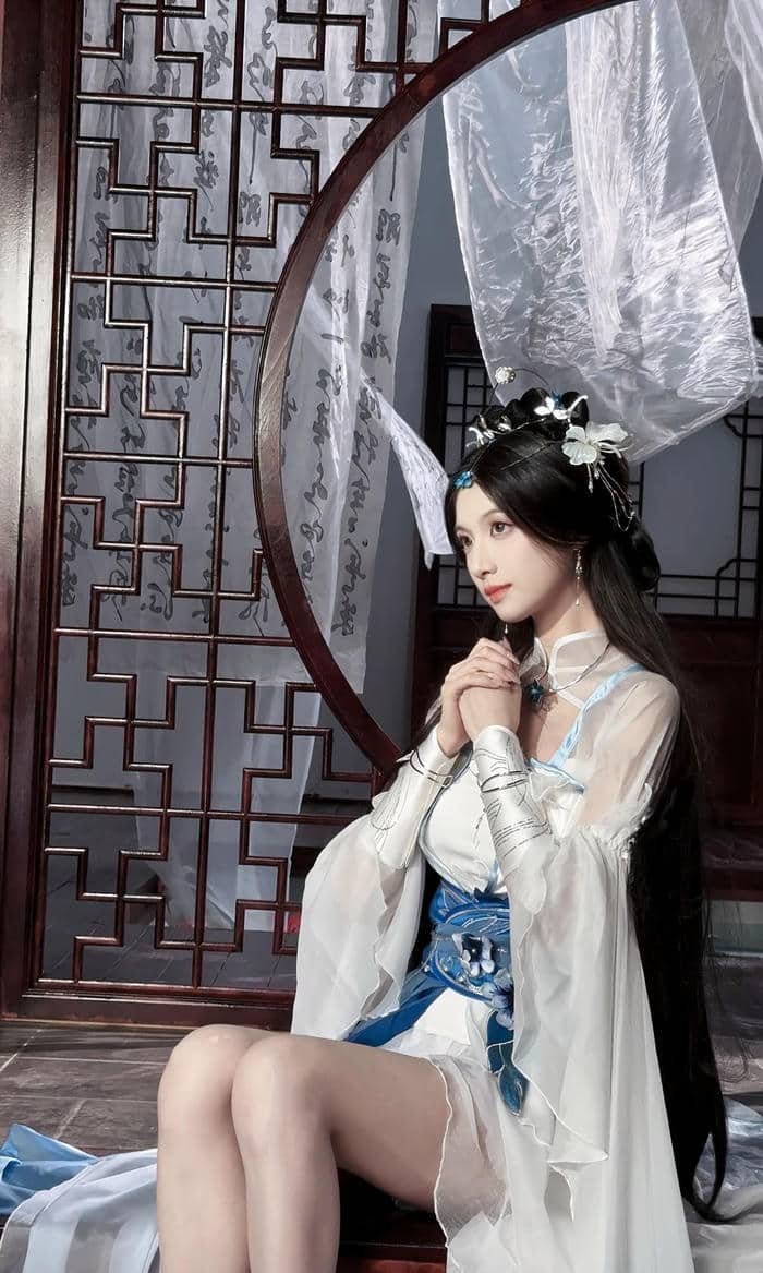 Bức hình cosplay trung quốc biểu cảm trầm tĩnh
