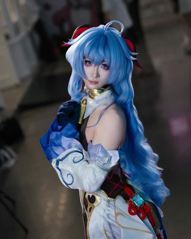 Cosplay dê dừa mặc áo len trắng hở vai gợi cảm
