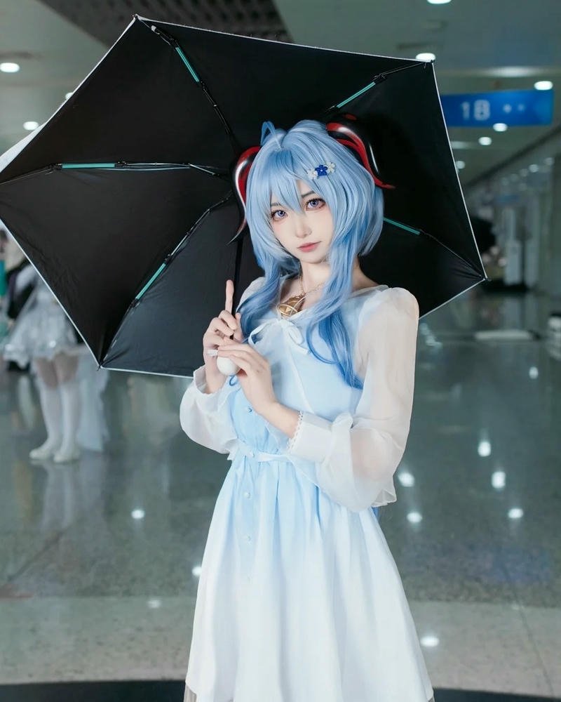 Cosplay dê dừa nằm trên thảm lông trắng mềm mại êm