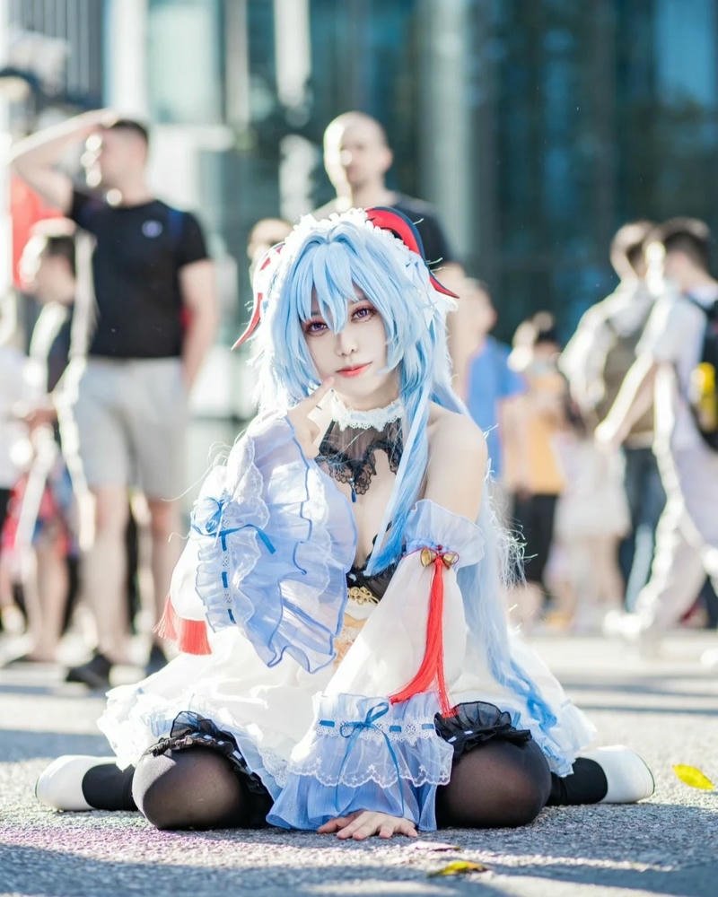Cosplay dê dừa ngồi ăn bánh bao hấp trông ngon miệng