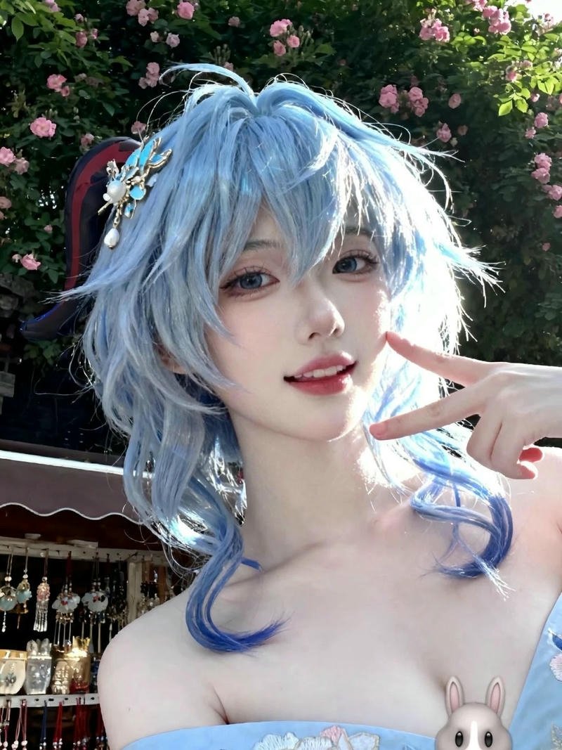 Cosplay nhân vật ganyu đứng dưới gốc cây lá đỏ đẹp
