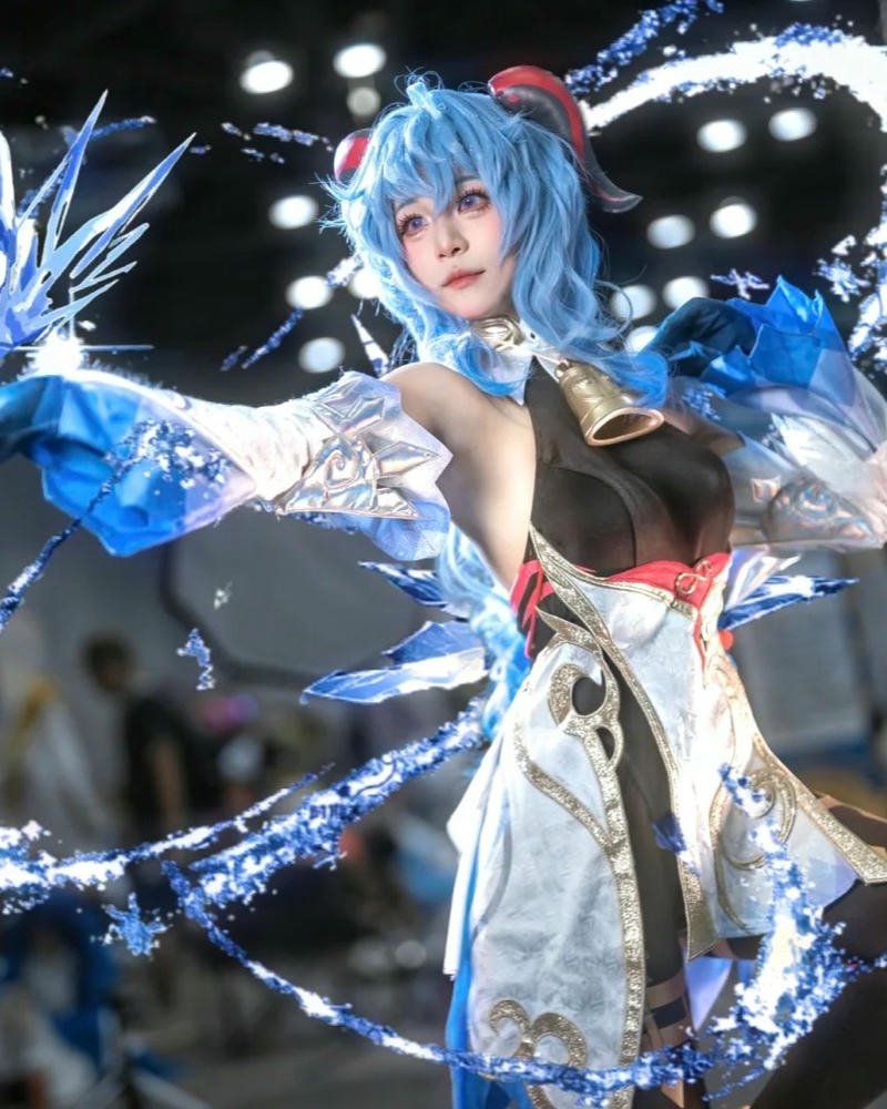 Cosplay nhân vật ganyu mặc váy dạ hội xanh lộng lẫy