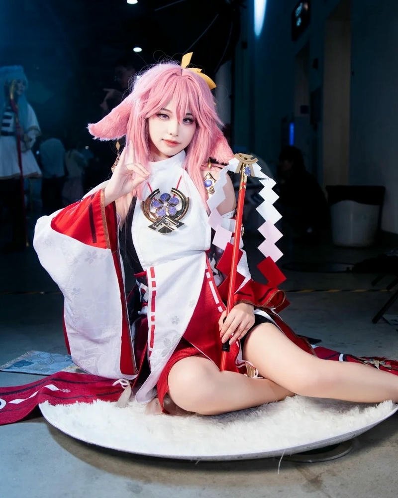 Đại pháp sư yae miko ngồi trên thảm lông trắng tròn