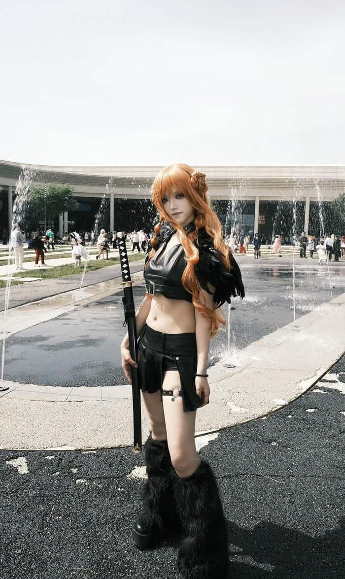 Gái đẹp cosplay Nami tóc cam váy đen