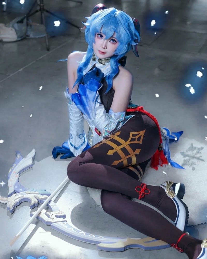 Ganyu genshin impact đứng trên đỉnh núi tuyết trắng xóa lạnh