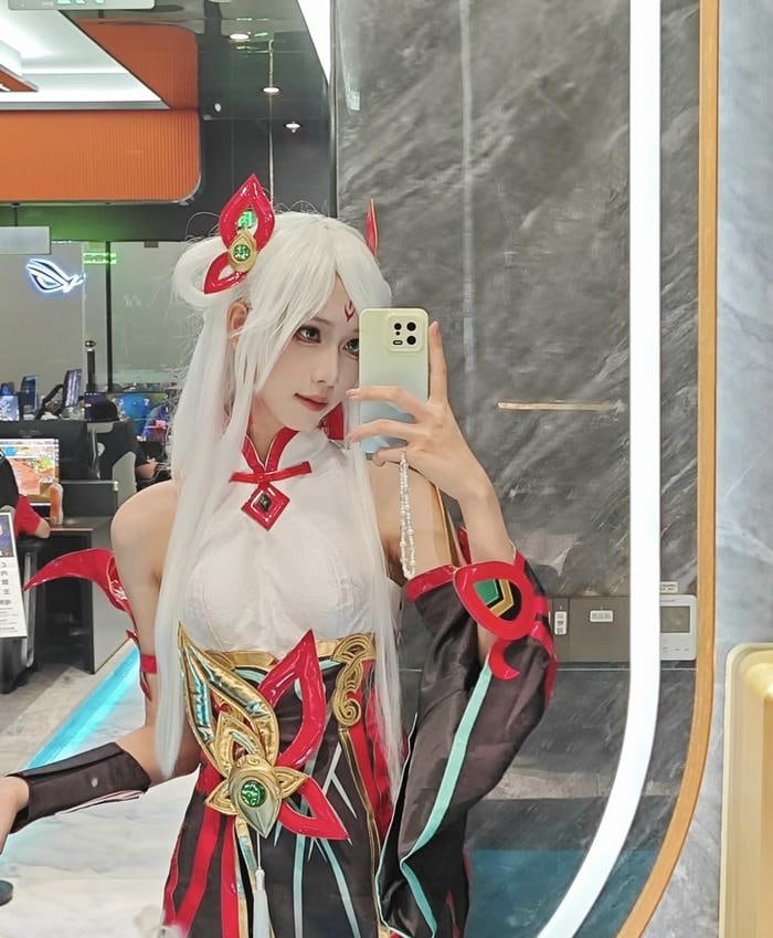 Hình ảnh irelia cosplay tư thế đứng trước gương