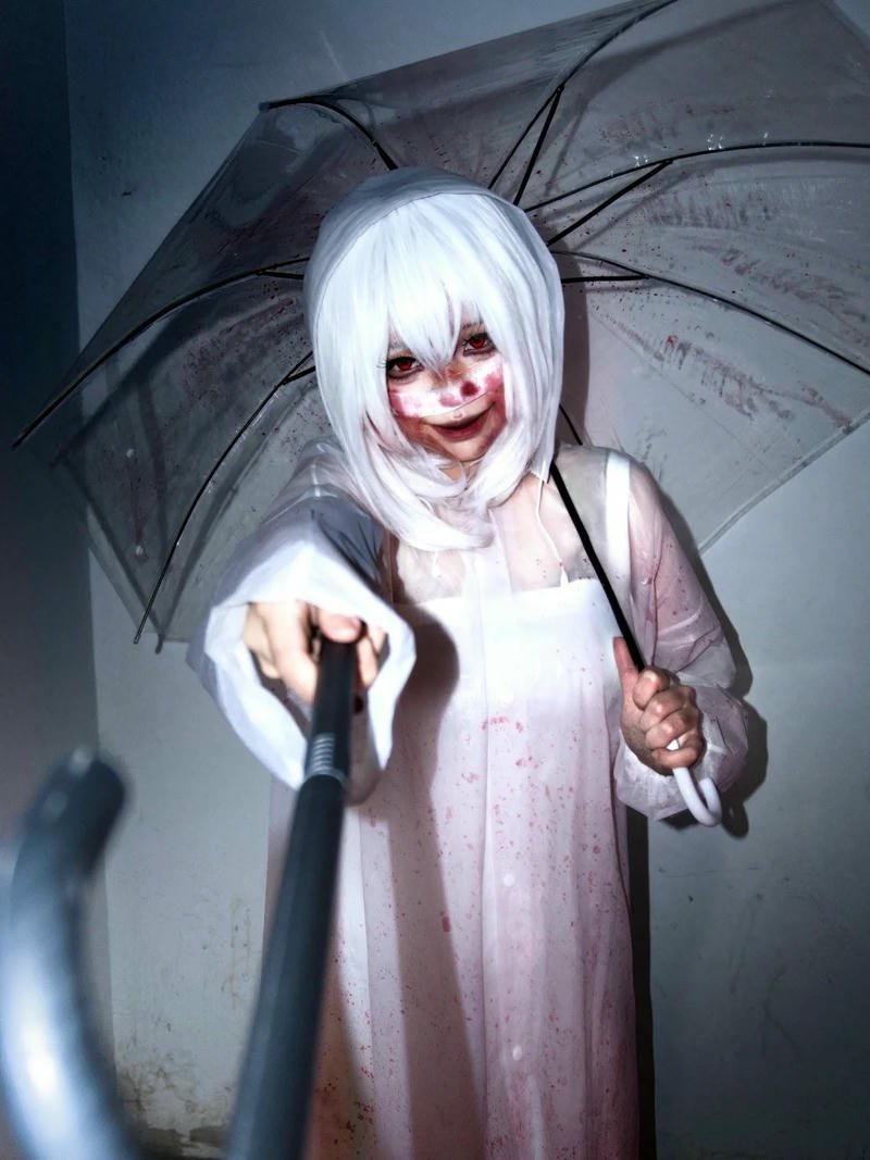 Hình ảnh ma kinh dị cầm ô trắng mắt sáng