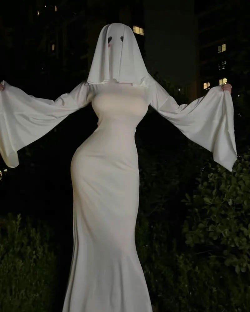 Hình ảnh ma trùm khăn trắng đứng trong vườn tối