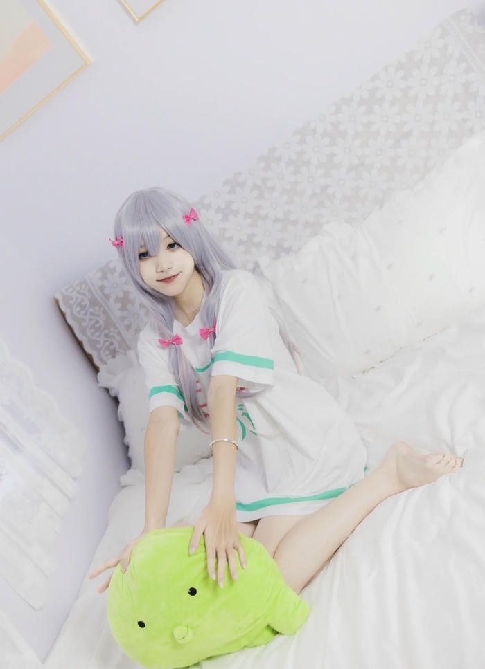 Hình ảnh sagiri cosplay ngồi trên gường