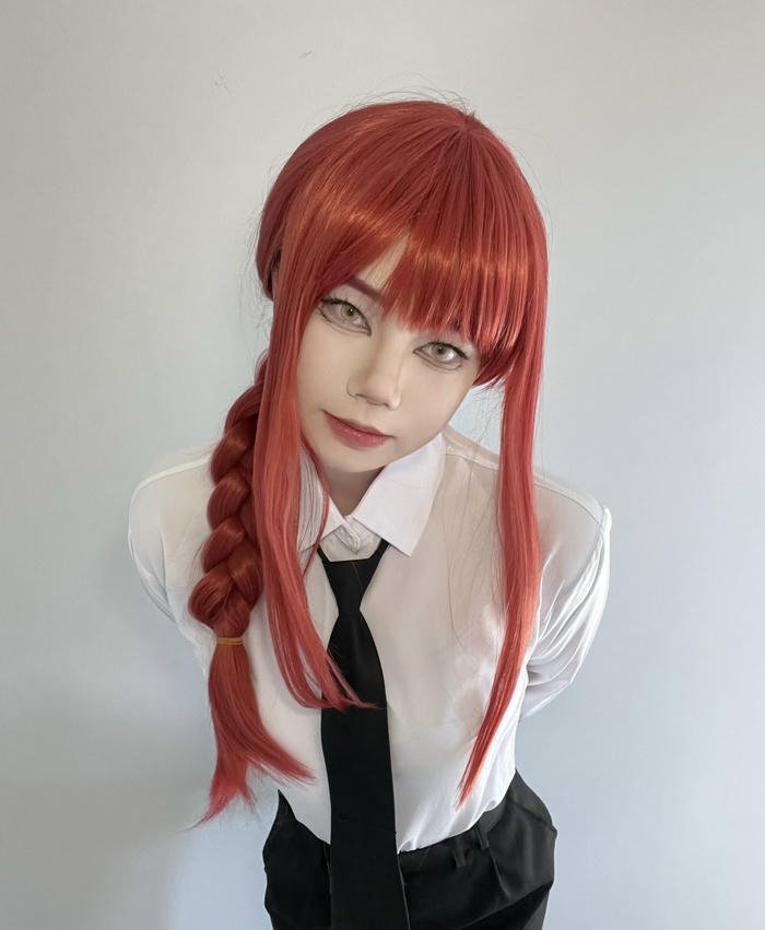 Hình makima cosplay mặc sơ mi trắngjpg
