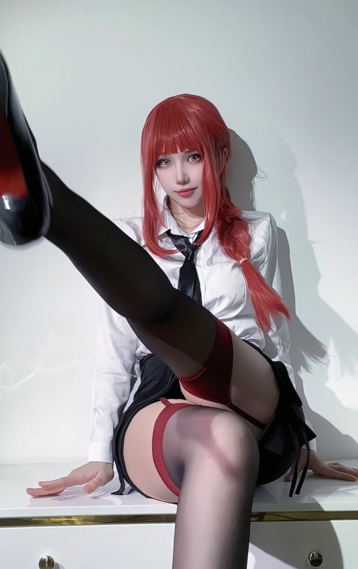 Hình makima cosplay ngồi đá chân