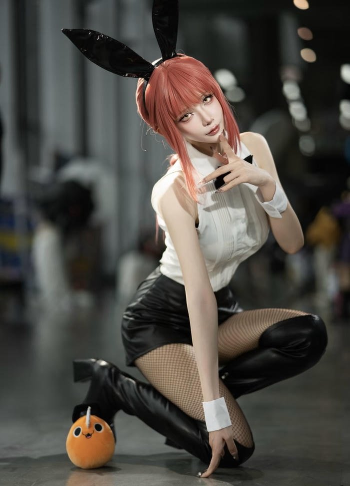 Hình makima cosplay ngồi quỳ gối
