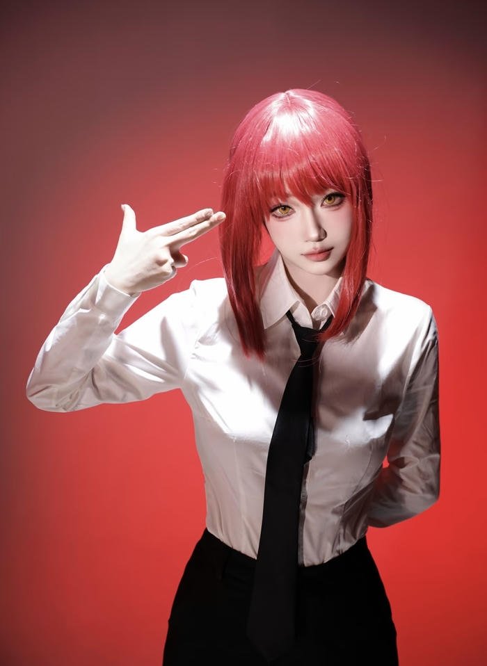 Hình makima cosplay thần thái quyền lực