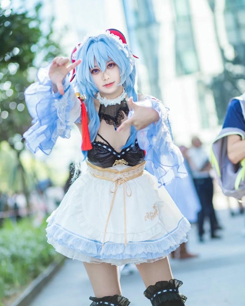 Hóa trang ganyu mắt tím mơ màng nhìn xa xăm buồn