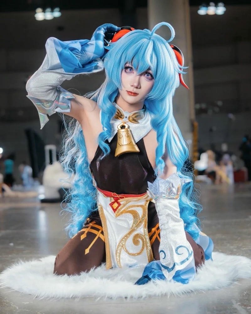 Hóa trang ganyu tóc xanh dương tết đuôi sam dịu dàng