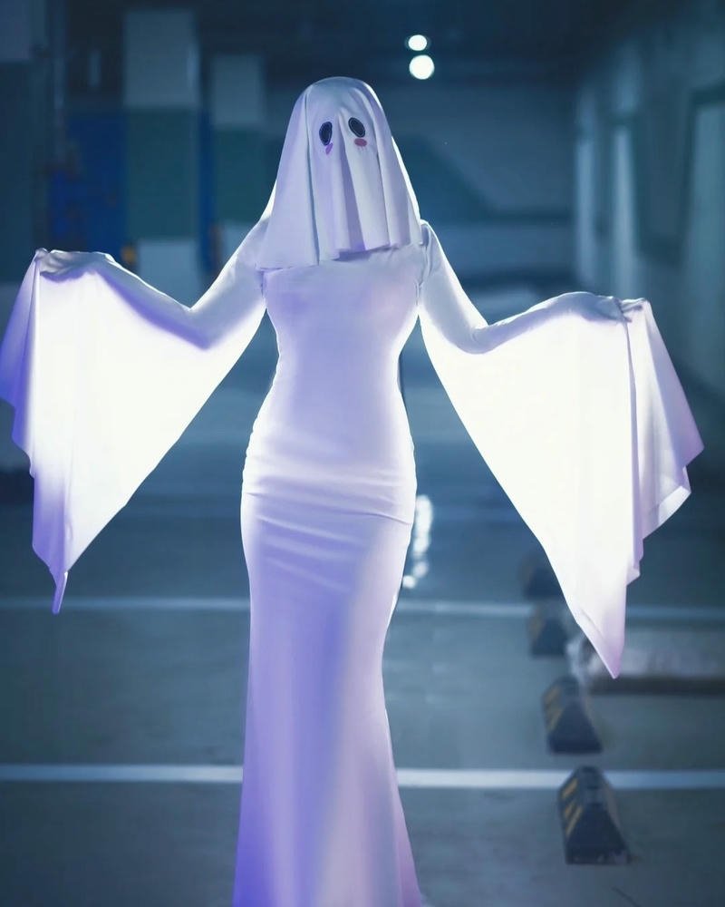 Hóa trang ma bóng trắng phát sáng giữa đường phố