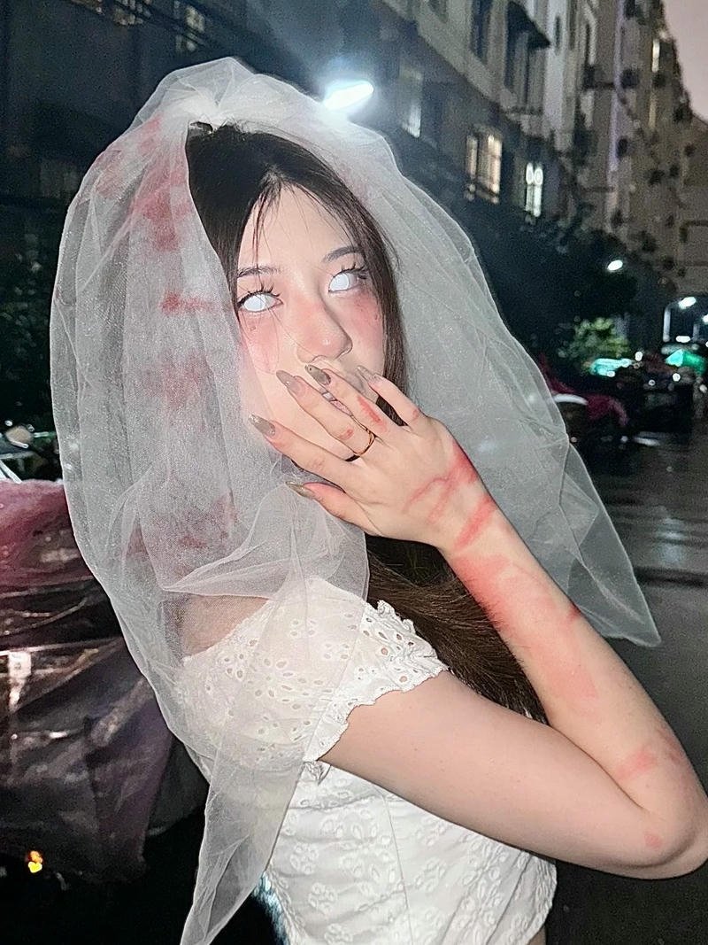 Hóa trang ma nữ cô dâu che mặt bí ẩn