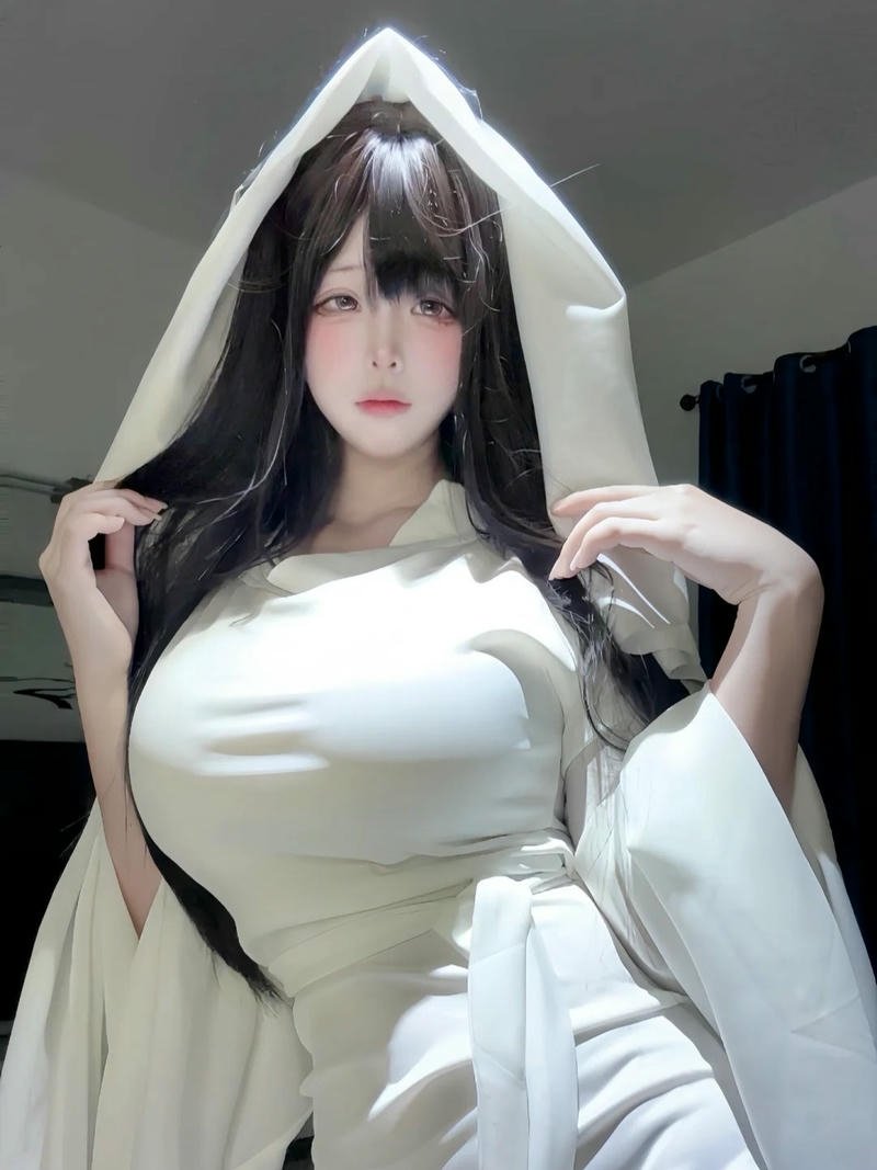 Hóa trang ma nữ quyến rũ mặc áo xẻ ngực