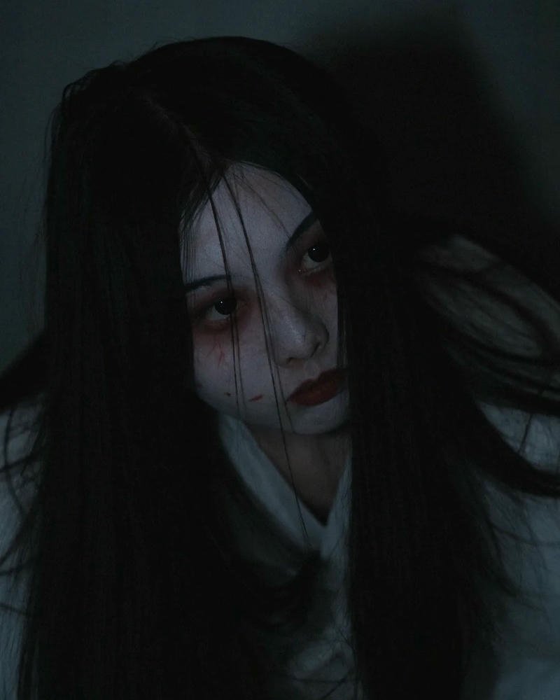 Hóa trang ma nữ sadako tóc xõa che mặt