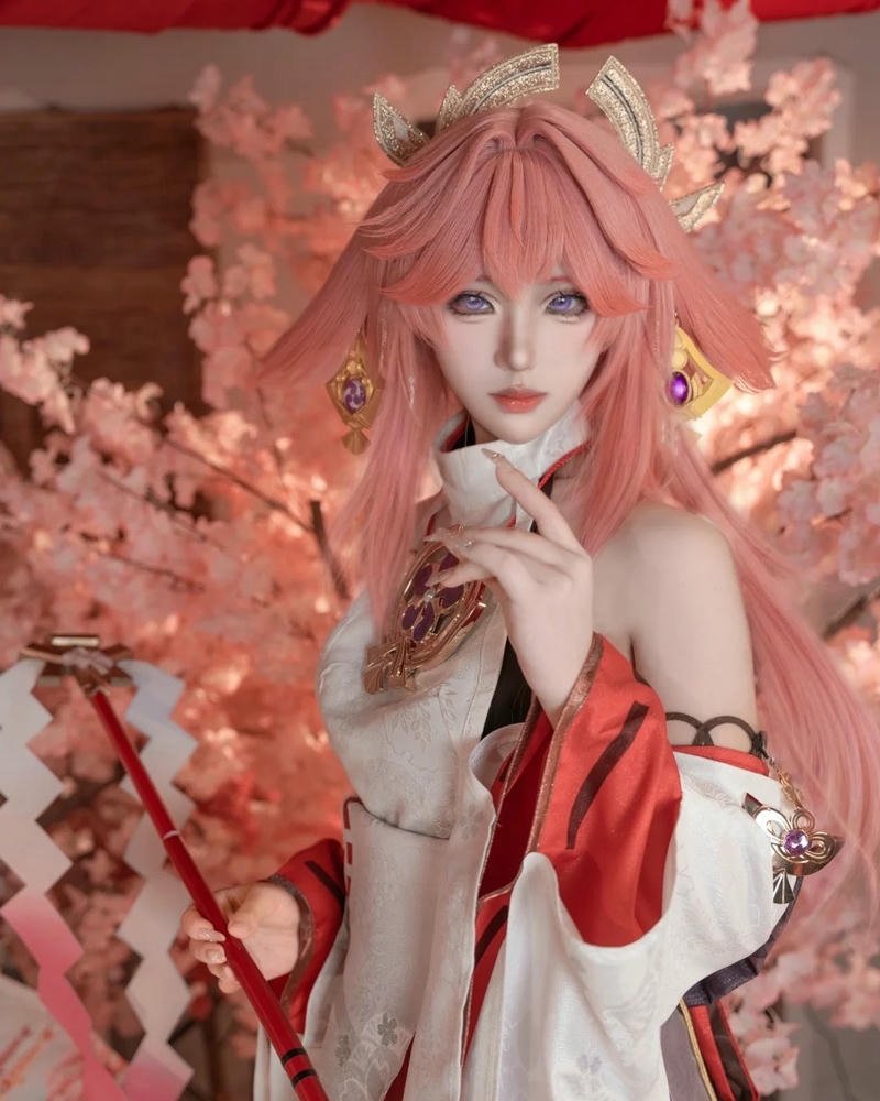 Hóa trang yae miko cầm quạt giấy che mặt e ấp