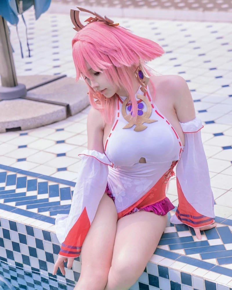 Hóa trang yae miko mặc bikini ngồi bên hồ bơi xanh