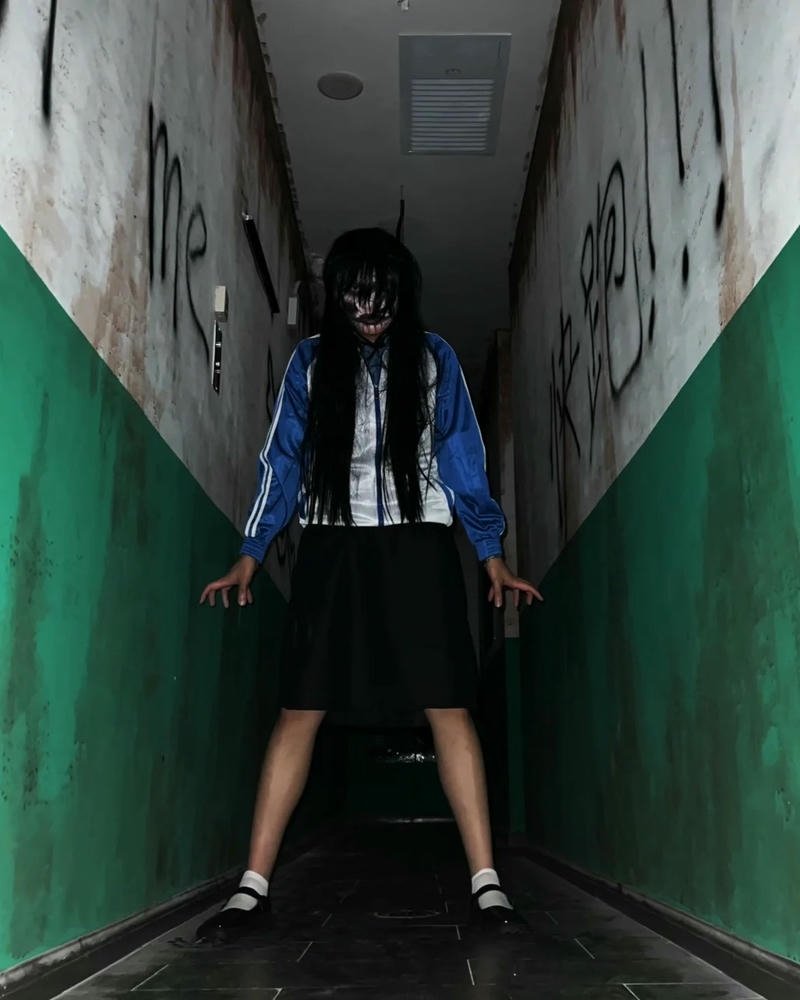 Ma nữ tóc dài đứng chặn giữa hành lang hẹp