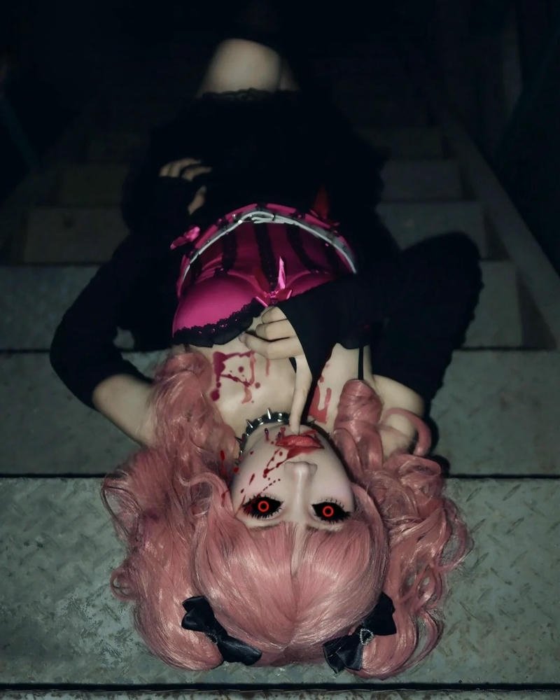 Ma nữ tóc hồng nằm ngược đầu trên cầu thang