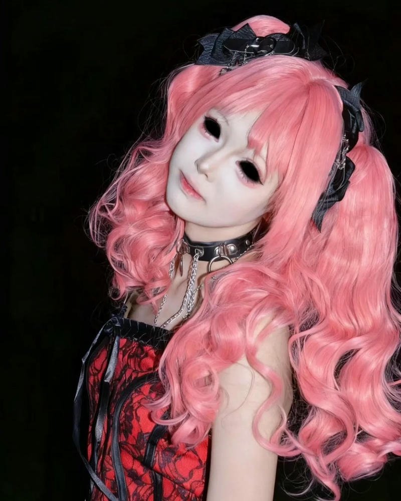 Ma nữ tóc hồng trang điểm búp bê rùng rợn