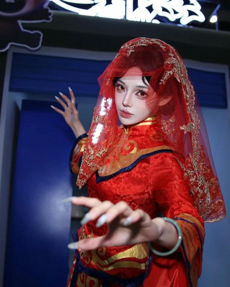 Ma nữ váy đỏ móng tay nhọn sắc bén