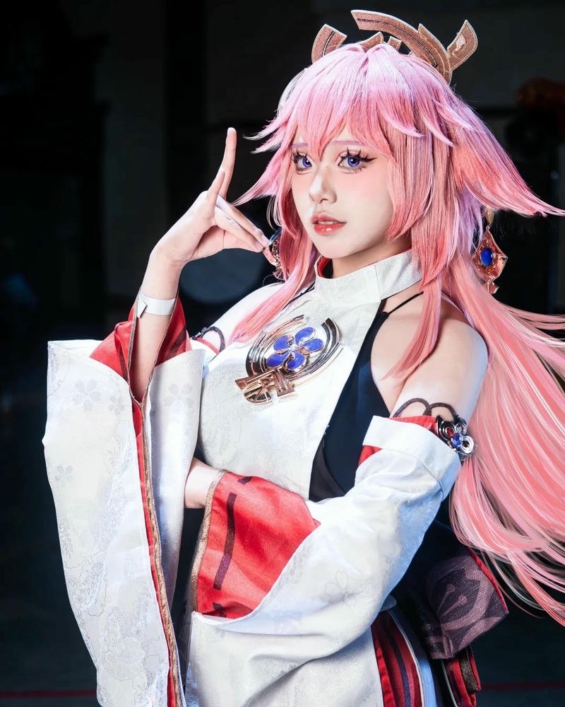 Yae miko cosplay cầm gậy gohei trừ tà rất ngầu