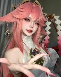 Yae miko cosplay đưa tay ra phía trước mời gọi nhẹ