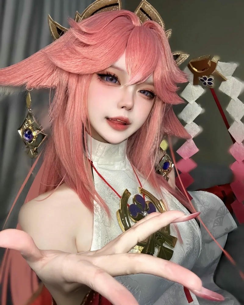 Yae miko cosplay đưa tay ra phía trước mời gọi nhẹ