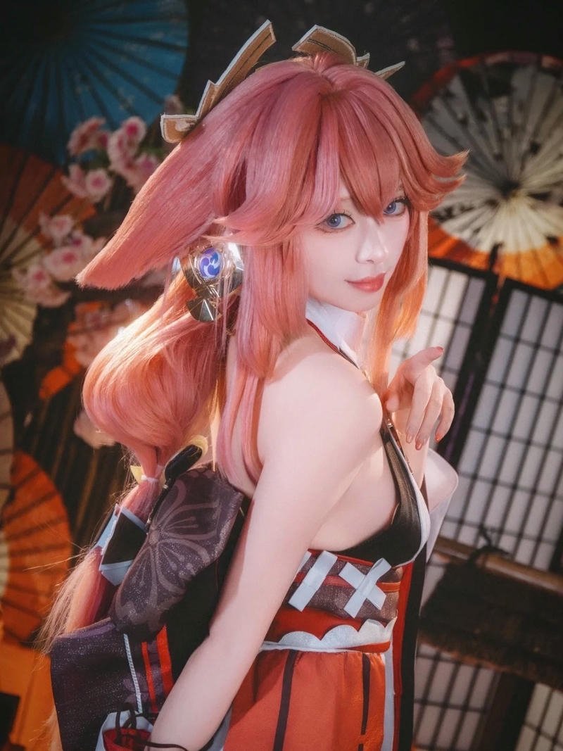 Yae miko cosplay đứng trước bình phong vẽ tranh cổ điển
