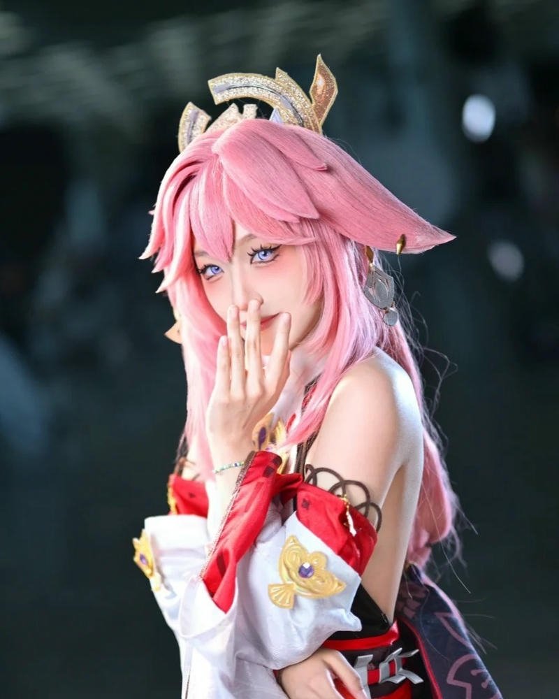 Yae miko cosplay góc nghiêng thần thánh tóc hồng phấn