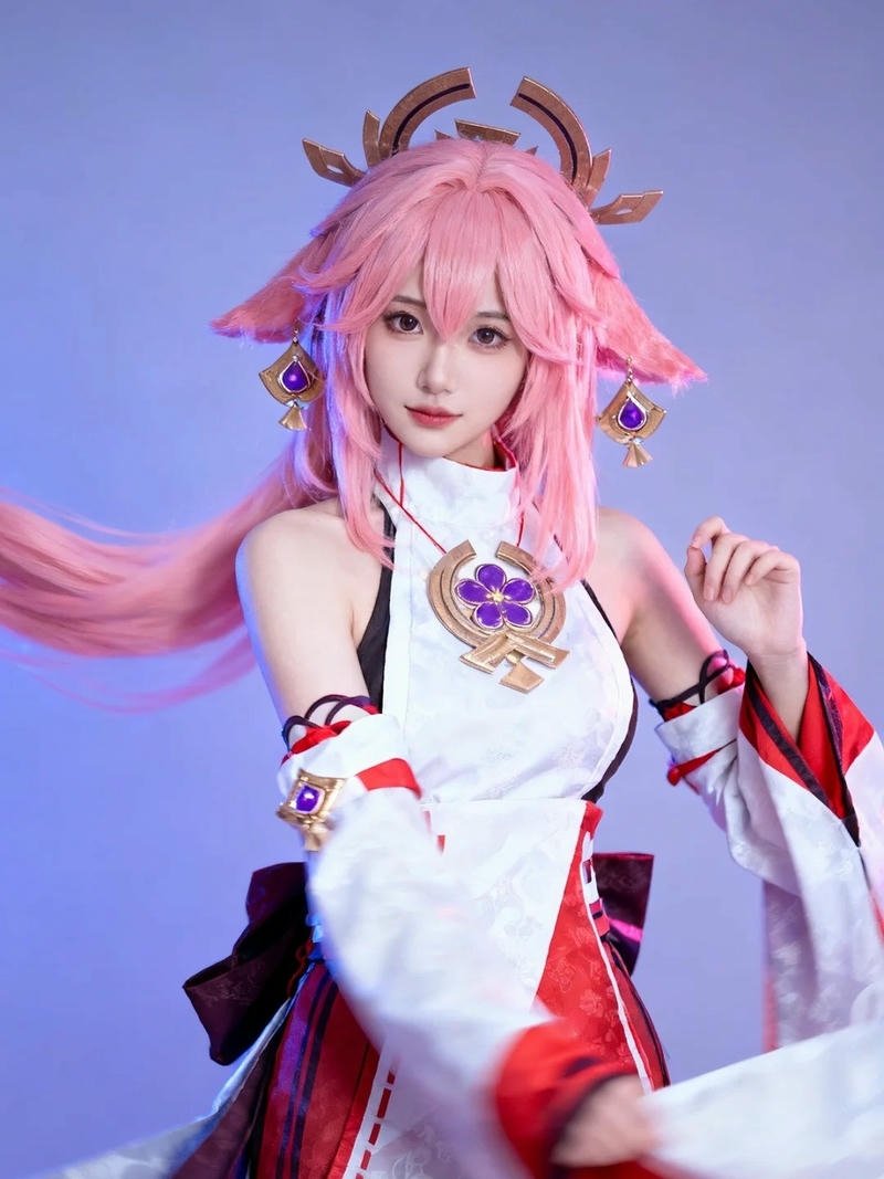 Yae miko cosplay nền tím xanh cầm gậy phép thuật