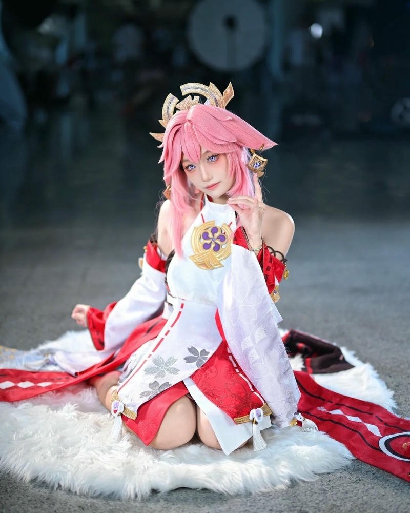 Yae miko cosplay ngồi bệt trên sàn trắng tinh khôi