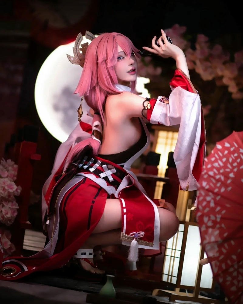 Yae miko cosplay ngồi dưới trăng đỏ rất quyến rũ