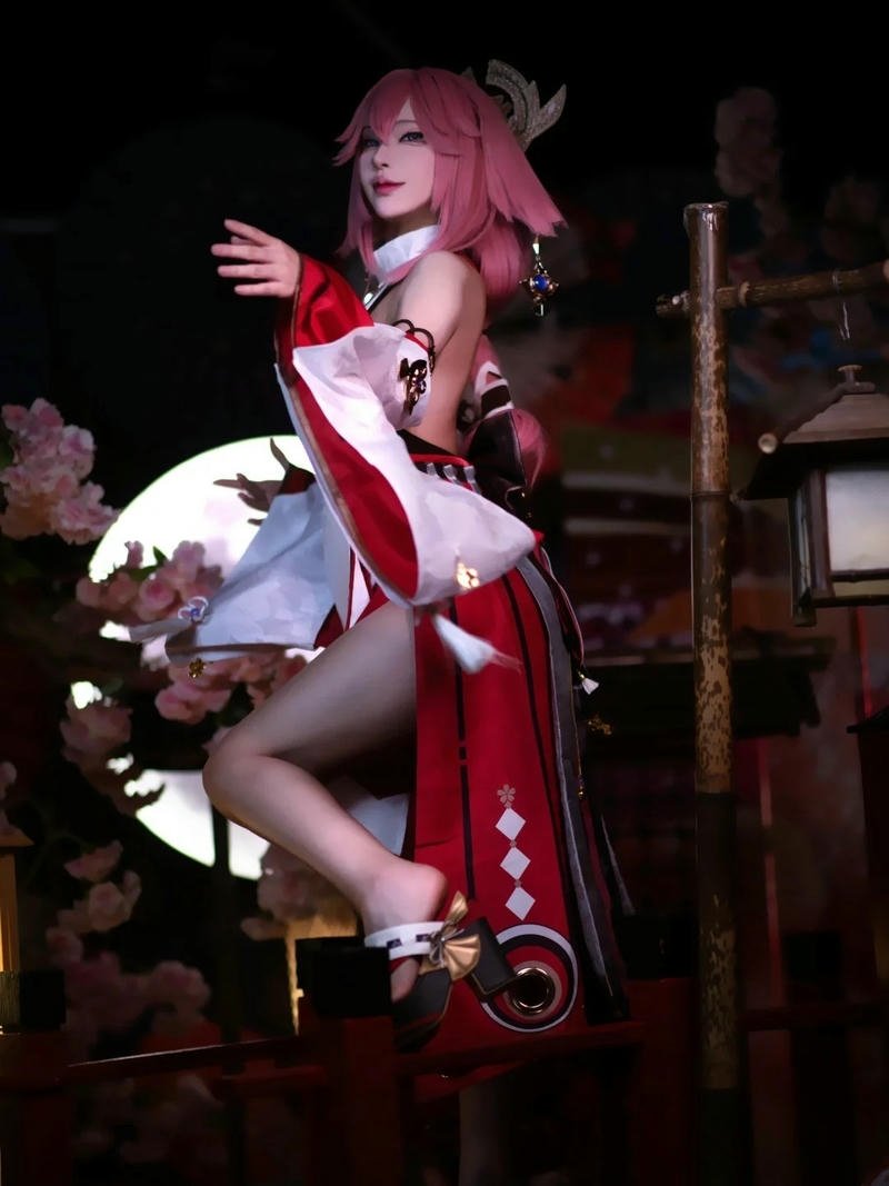 Yae miko cosplay ngồi trên ghế cao tạo dáng đẹp