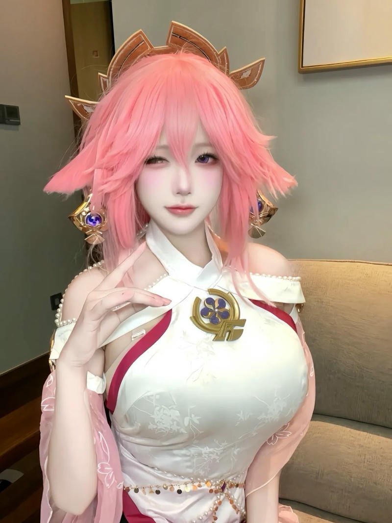 Yae miko cosplay ngồi trên ghế sofa dáng vẻ thư thái