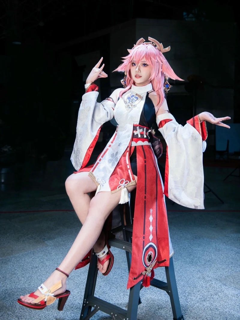 Yae miko cosplay ngồi vắt chân trên ghế cao sang