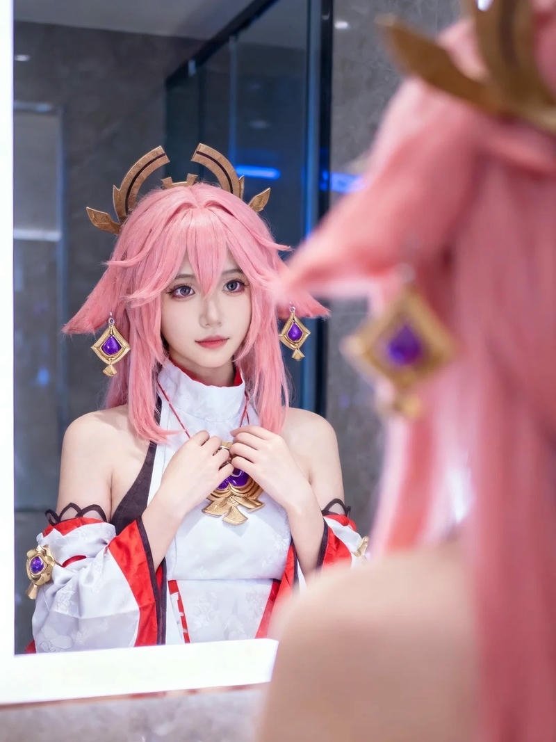 Yae miko cosplay nhìn vào gương trang điểm rất đẹp