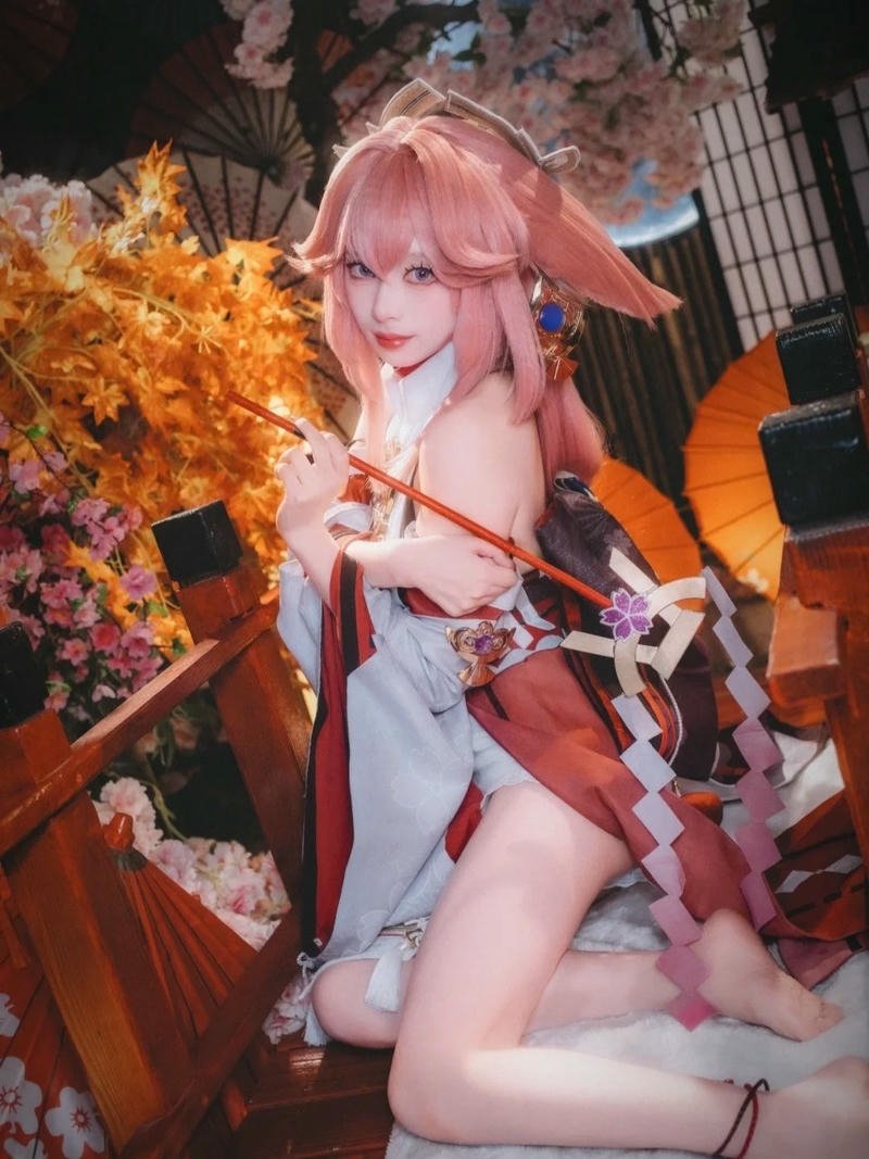 Yae miko cosplay tạo dáng bên suối nước mùa thu đẹp