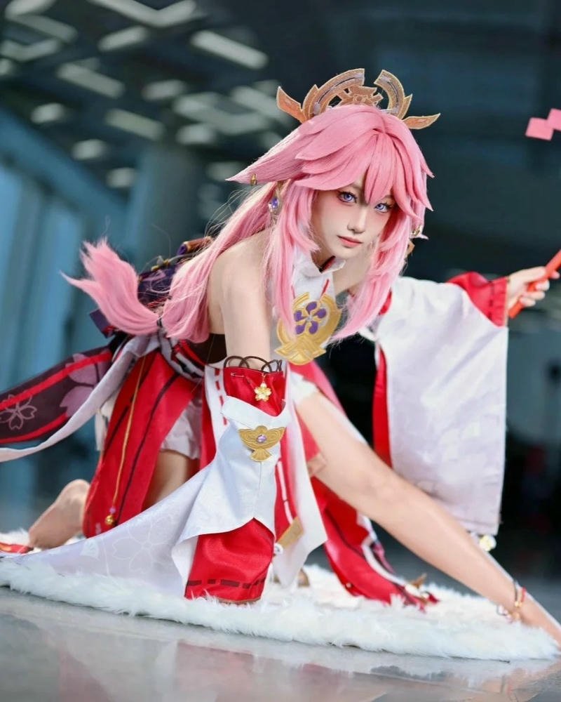 Yae miko cosplay tạo dáng ngồi nghiêng người rất xinh