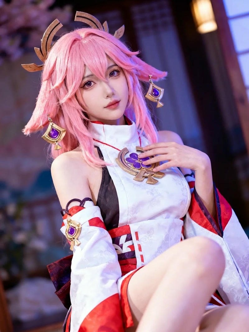 Yae miko cosplay tay cầm bùa chú chuẩn bị thi triển
