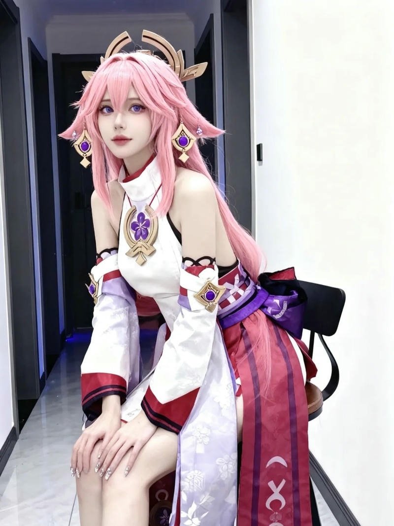 Yae miko genshin impact đứng tựa cửa kính dáng thon thả