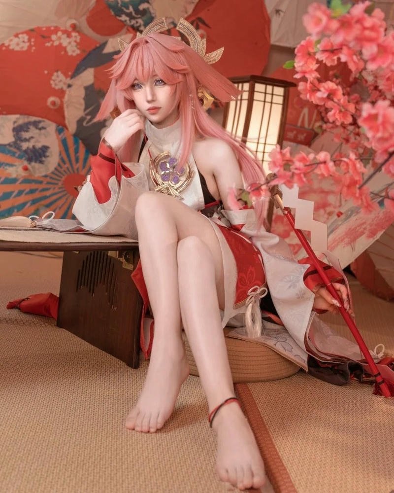 Yae miko genshin impact ngồi nghỉ ngơi trong phòng trà nhật