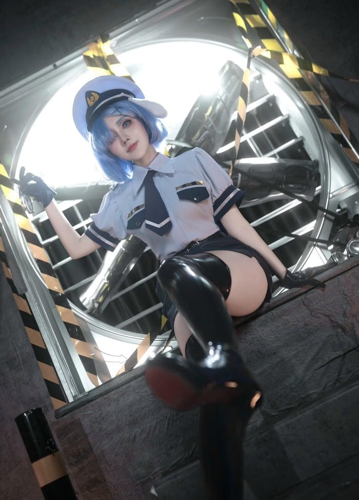 ảnh cosplay cảnh sát biểu cảm lạnh